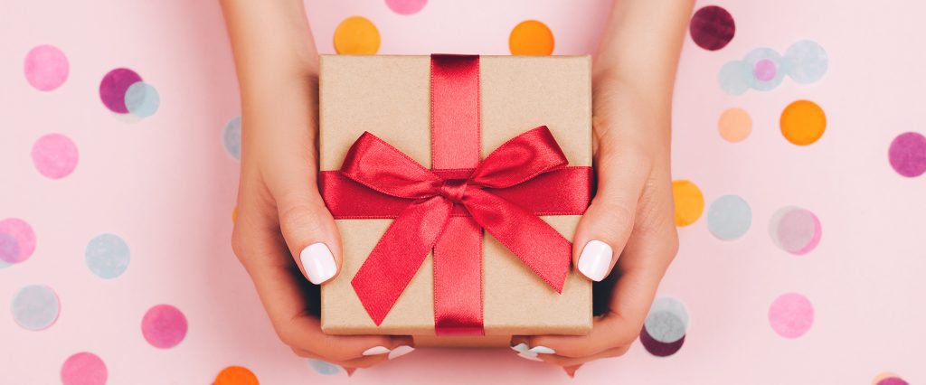 How to Choose a Gift (with Gift Ideas) - wikiHow